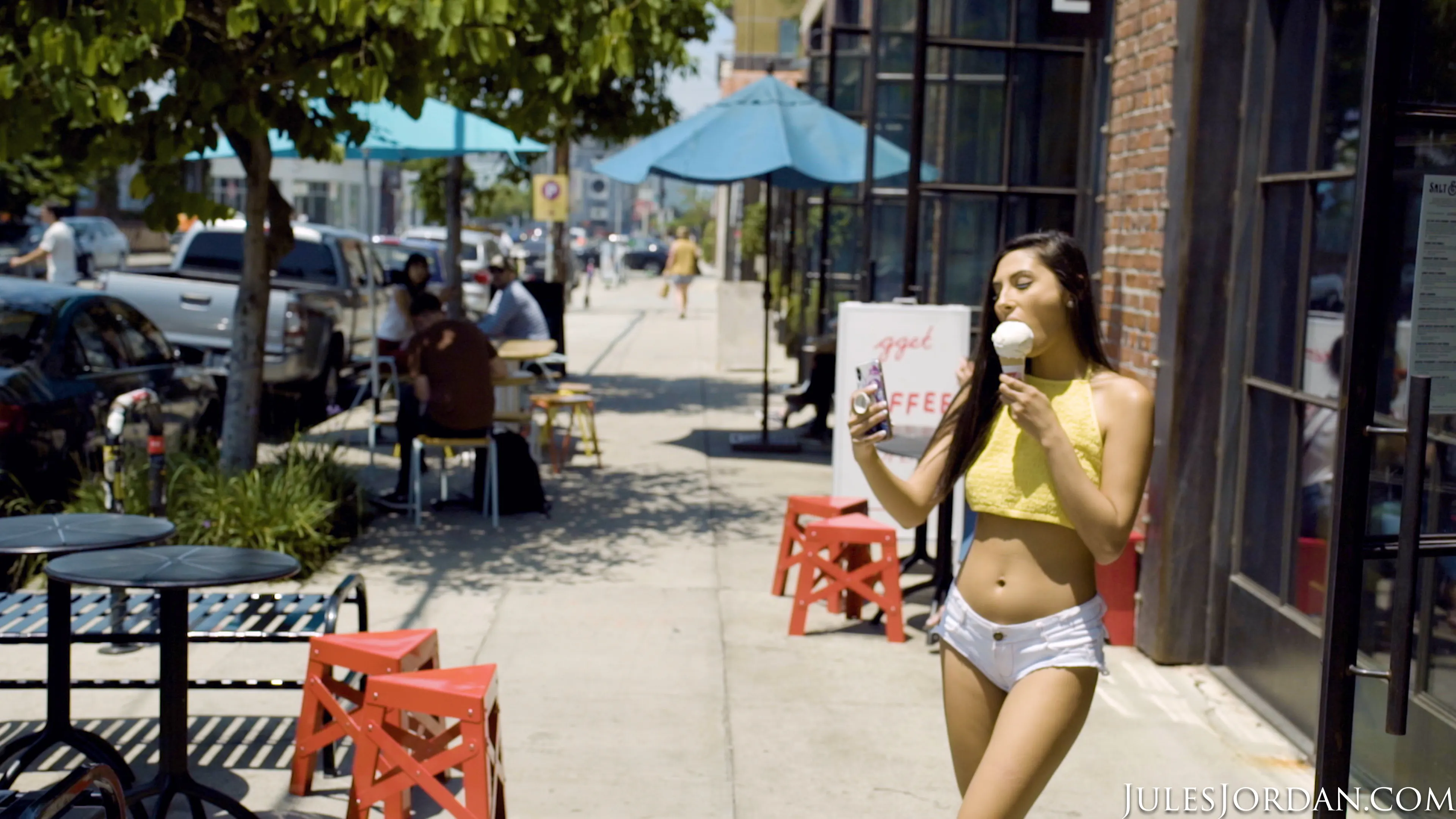 Jules Jordan 'La ninfómana Gianna Dior da la cabeza de carretera antes de follar a una bbc' protagonizando Gianna Dior (foto 1)