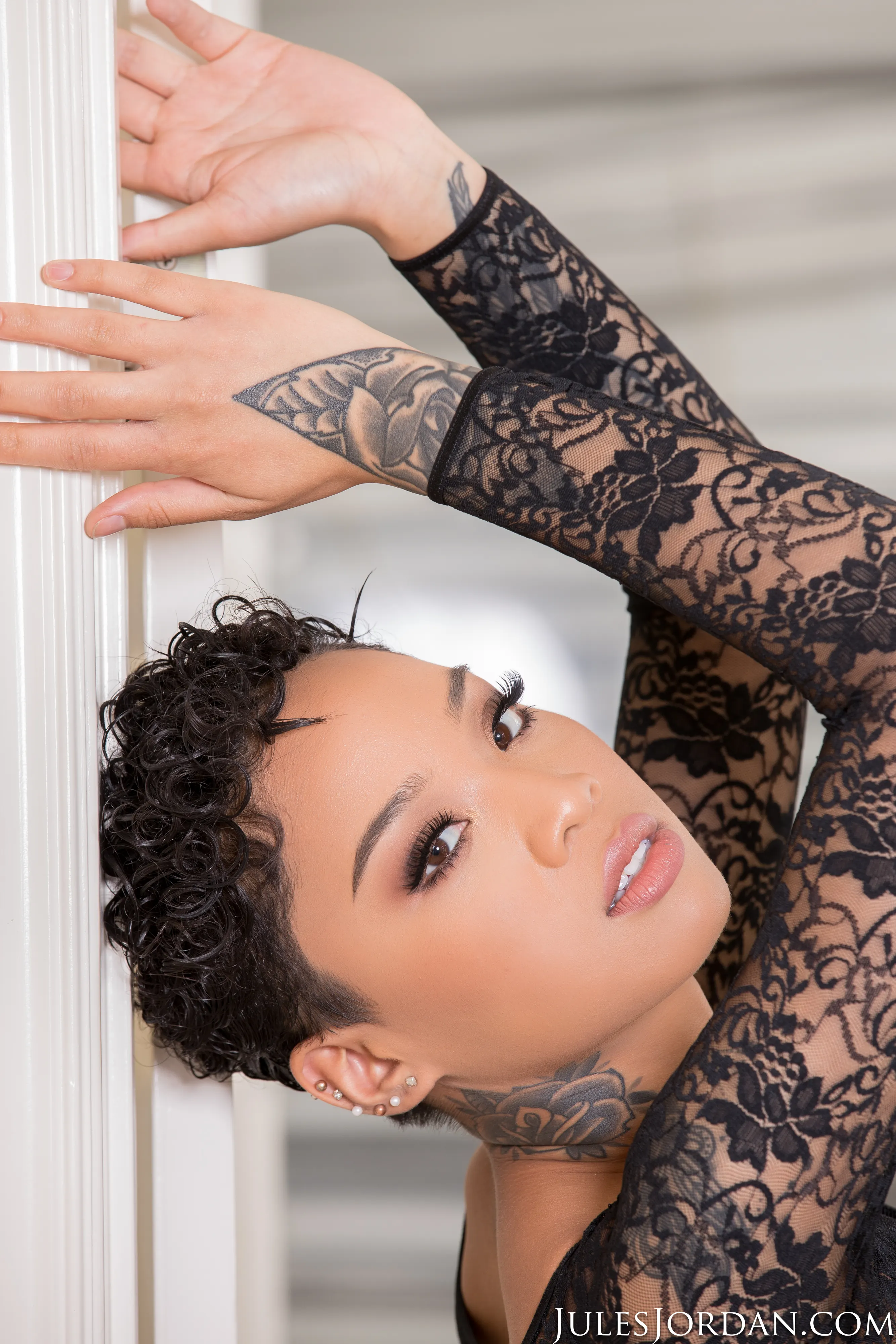 Honey Gold en 'Blasian nena miel de oro recompensado con 12 pulgadas de polla' from 'Jules Jordan' (foto 16) Jules Jordan 'Blasian nena miel de oro recompensado con 12 pulgadas de polla' protagonizando Honey Gold (foto 16)